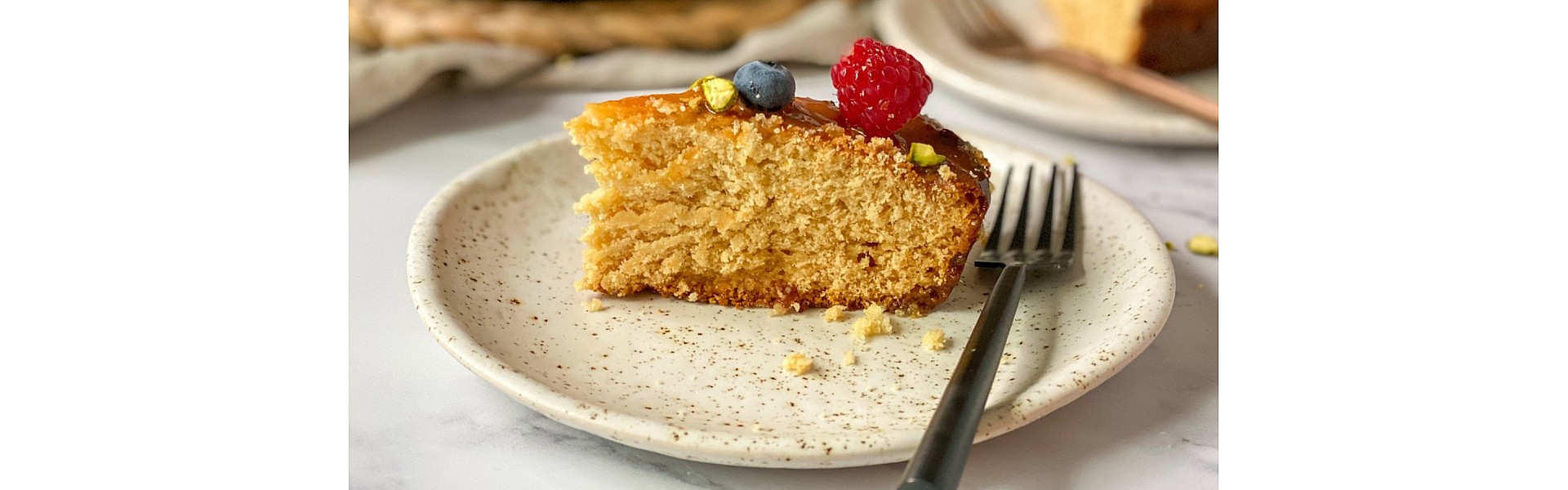 https://valleybeekeeping.com/image/cache/catalog/Blog/Easy%20Honey%20Cake-1920x600.jpg